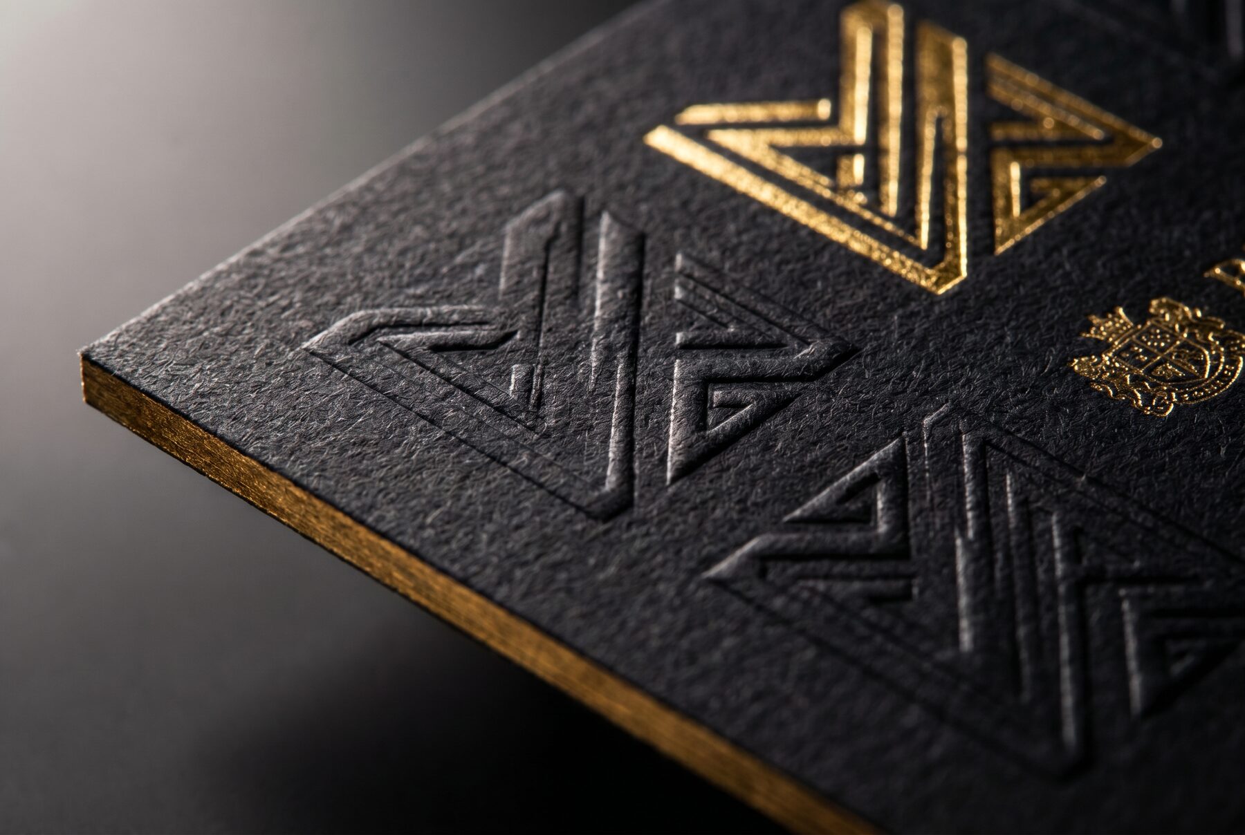 Kabartma logo detayı uygulanmış premium marka ambalajı